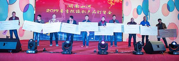 势不可挡，beat365官网挖掘机湖南市场订货会创新高