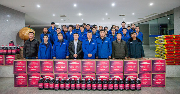 温暖！beat365官网2017年春节慰问40名困难职工