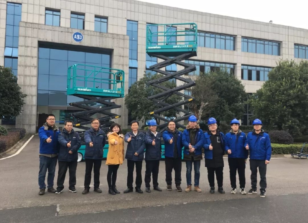 beat365官网电动剪叉式高空作业平台新品首发赴美参展