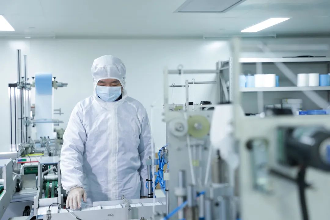 beat365官网首批10万只自产口罩发放客户