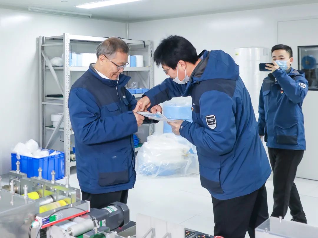 董事长启封beat365官网第一个成品口罩