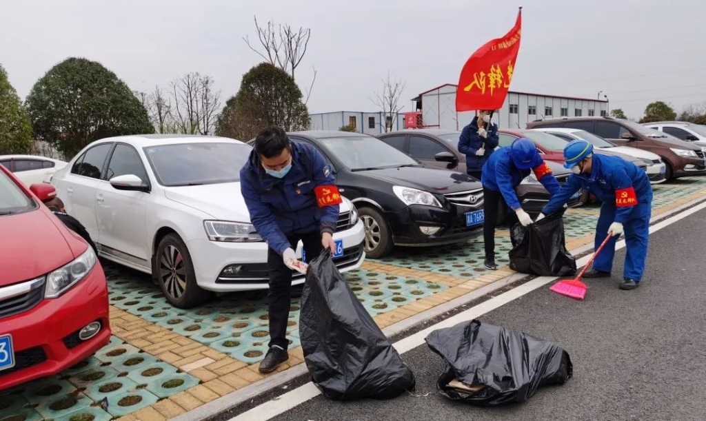 beat365官网党员志愿者开展义务环境清扫