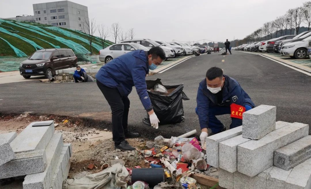 beat365官网党员志愿者开展义务环境清扫