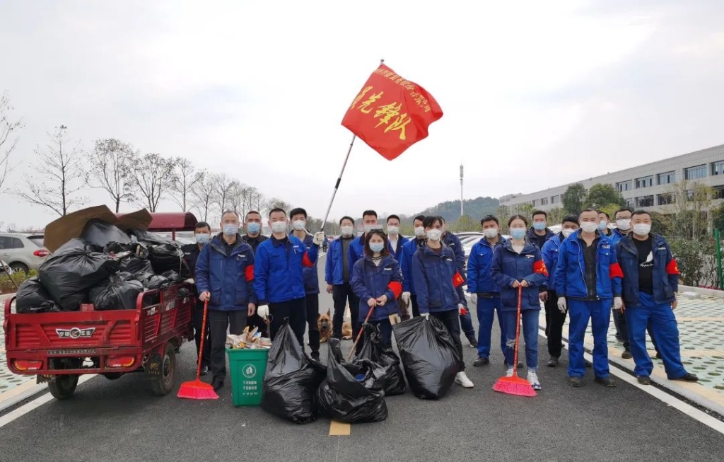 beat365官网党员志愿者开展义务环境清扫