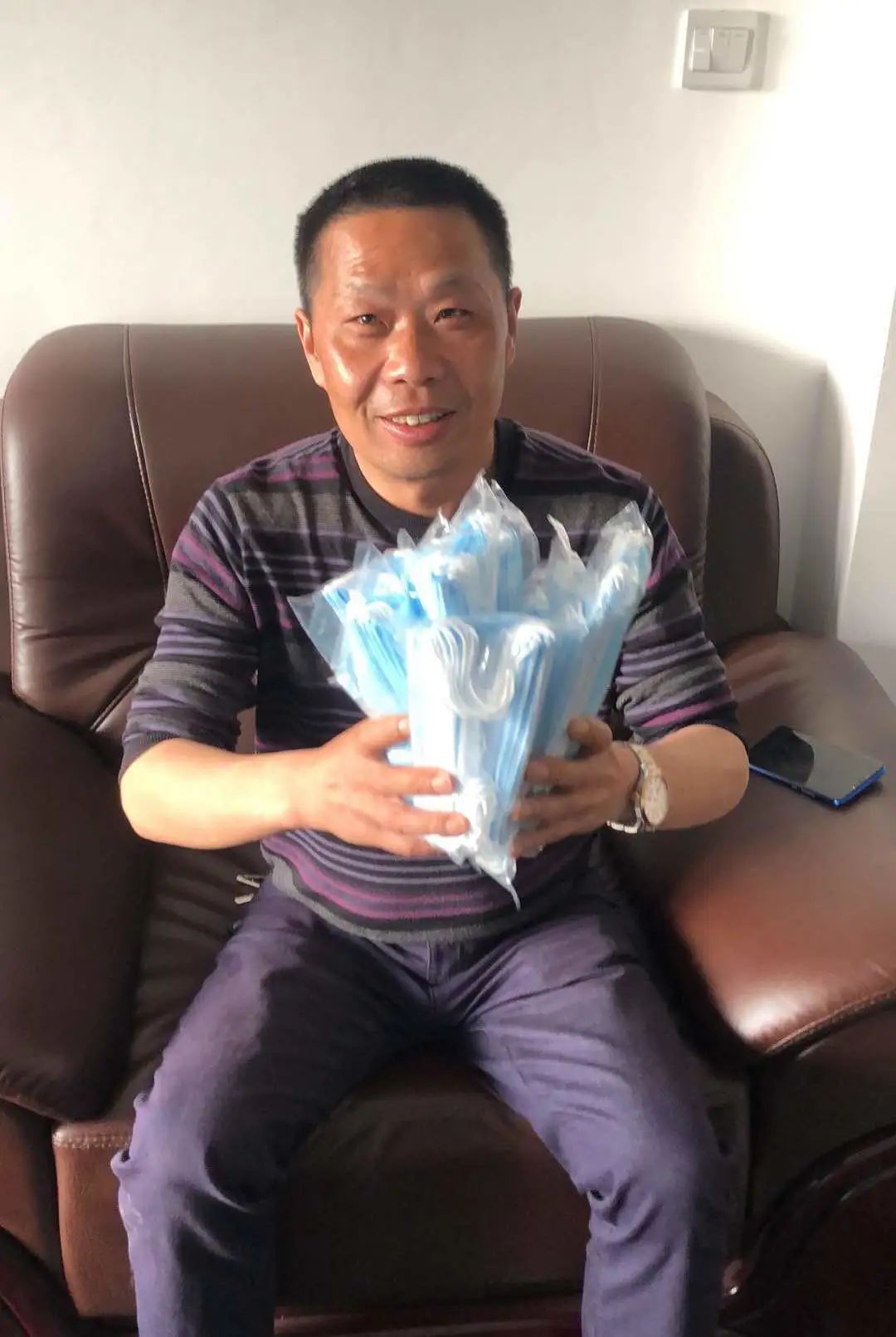 beat365官网首批10万只自产口罩发放客户