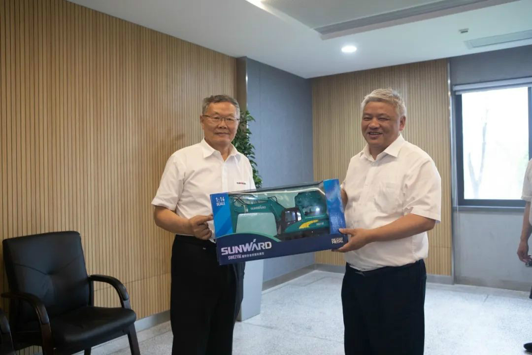 湖南黄金集团董事长黄启富一行考察beat365官网