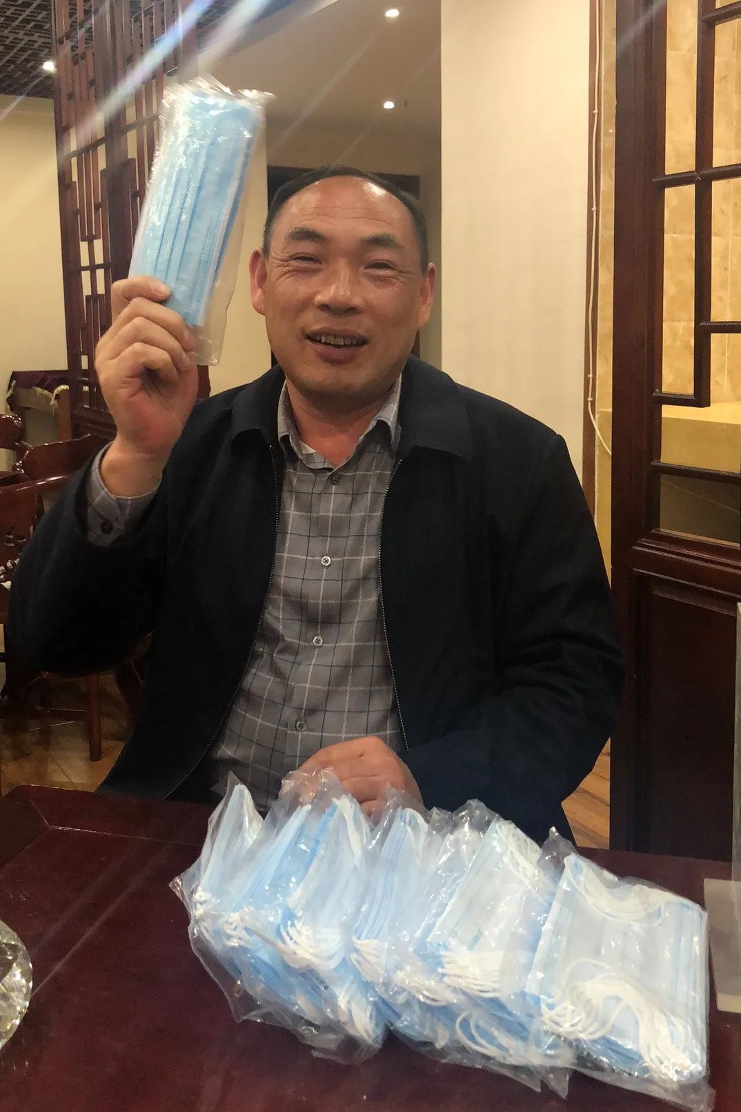 beat365官网首批10万只自产口罩发放客户