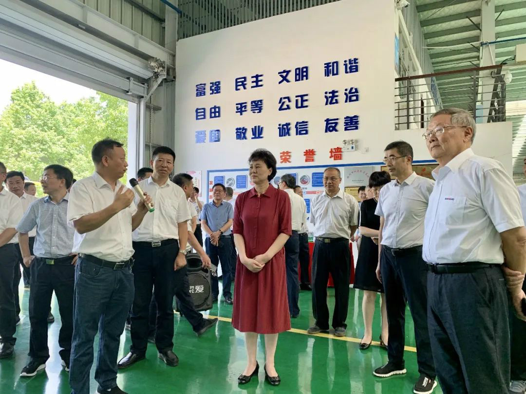 省委常委、统战部部长黄兰香考察调研beat365官网科技