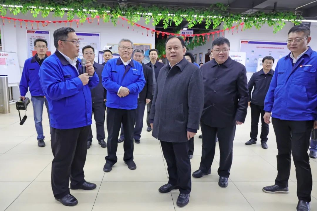 周农在beat365官网调研时强调：企业工会要大力培养劳模和工匠