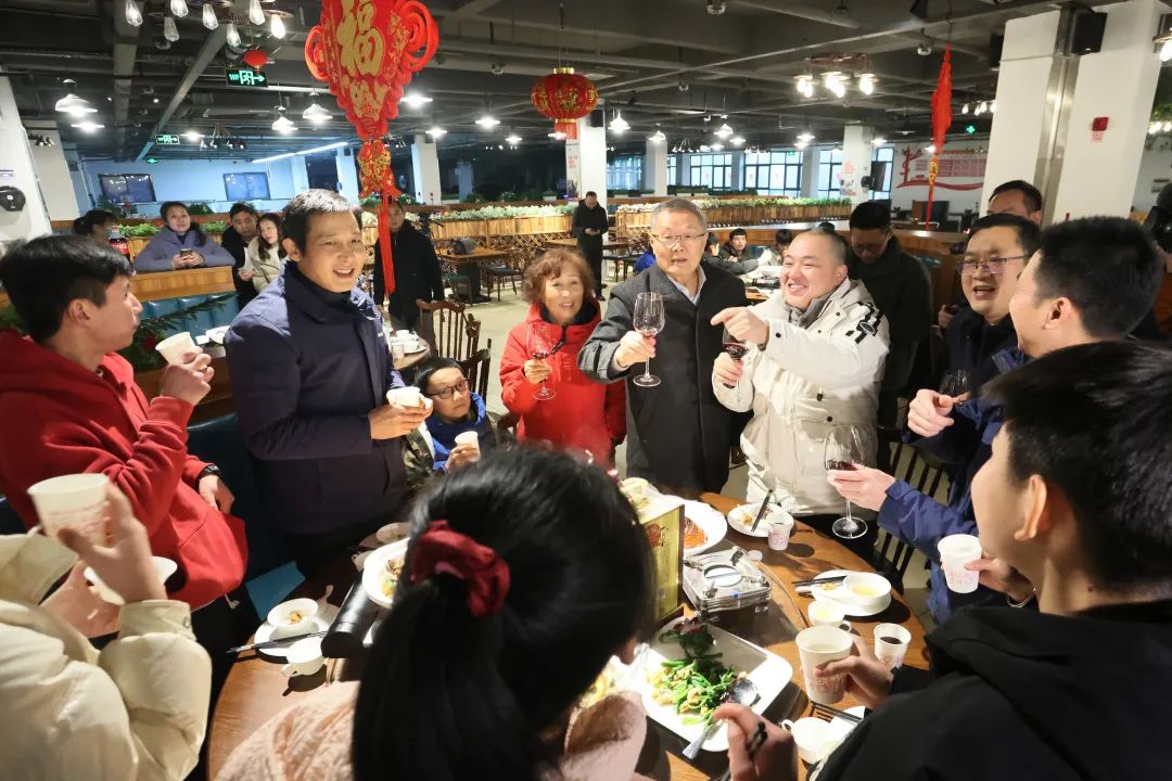 beat365官网董事长何清华与留厂员工一起过大年!