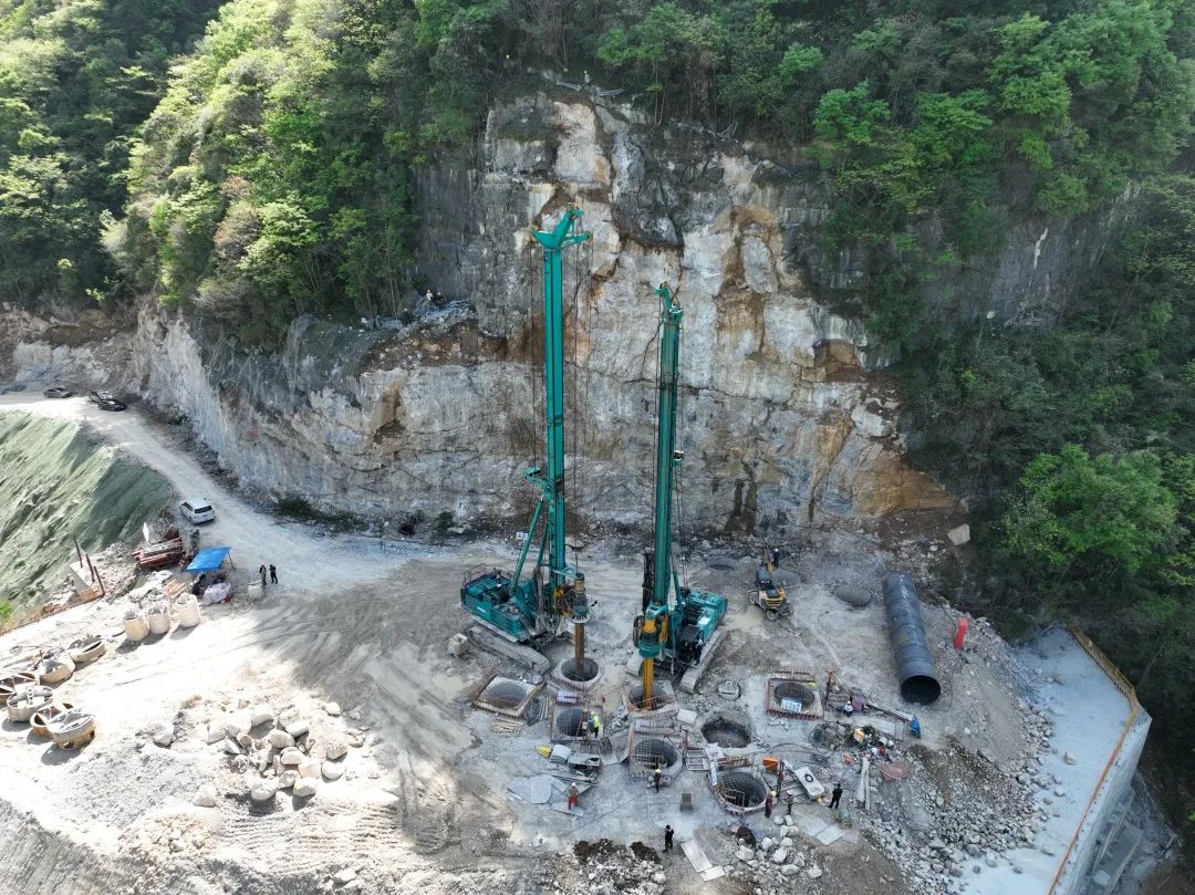 展现施工“奇效”!beat365官网旋挖钻机强势助力炉慈高速公路建设