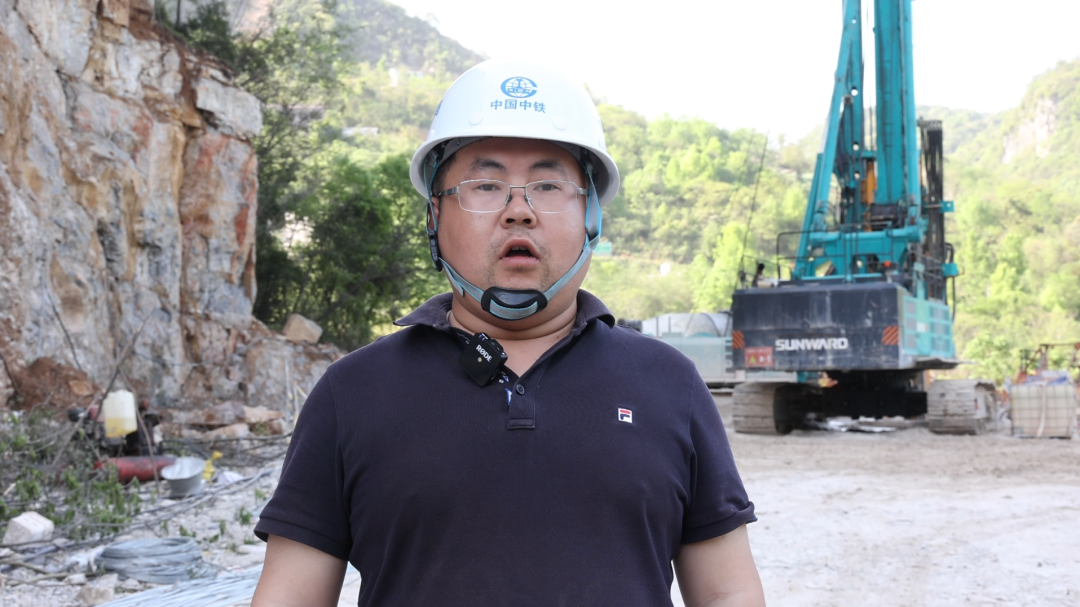 展现施工“奇效”!beat365官网旋挖钻机强势助力炉慈高速公路建设