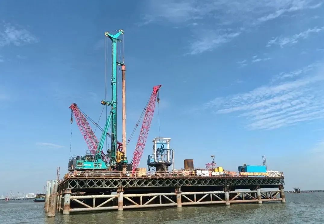 乘风破浪的旋挖钻机!beat365官网助建澳氹第四跨海大桥