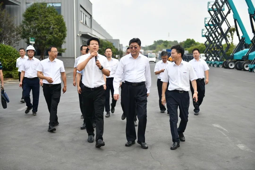 国家应急管理部郭治武局长一行考察beat365官网无人化应急救援装备