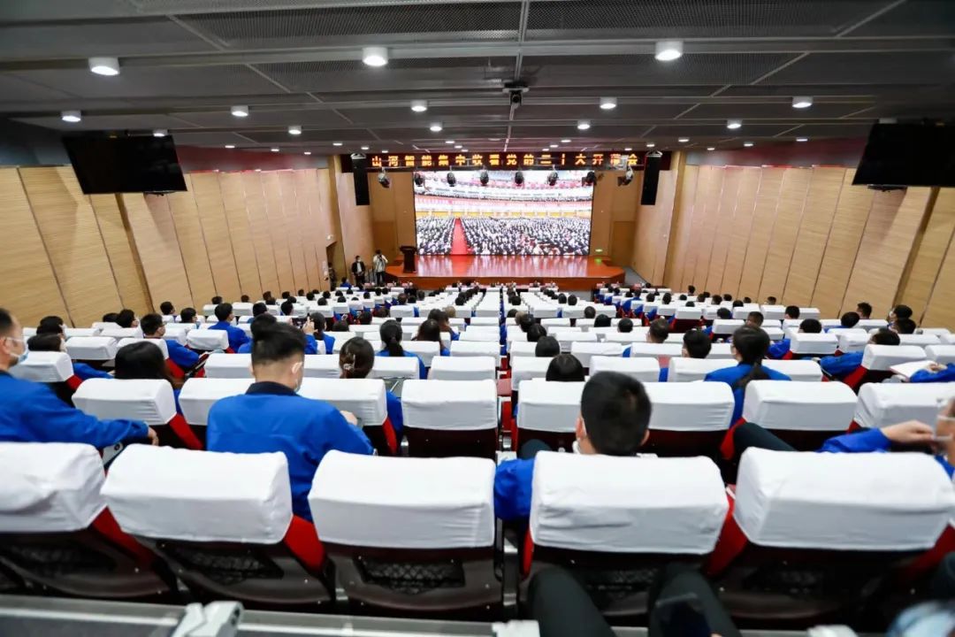 振奋人心！beat365官网党员干部集中收看党的二十大开幕会盛况