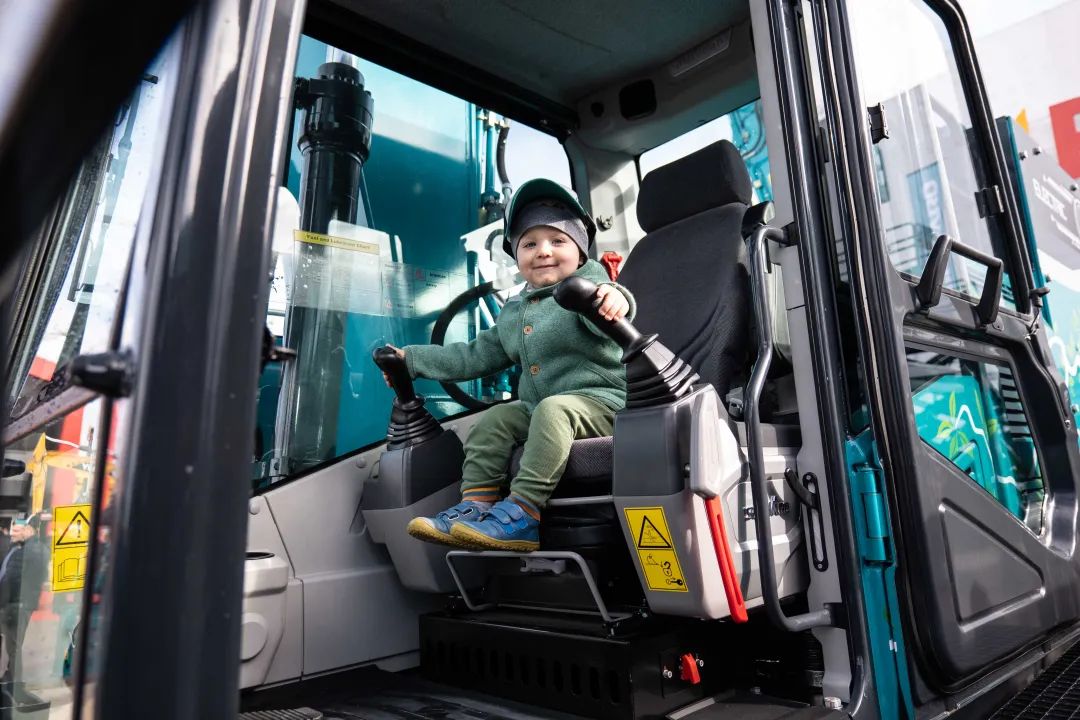 Bauma 2022 | 一组火热现场图带您重温beat365官网德国宝马展之旅