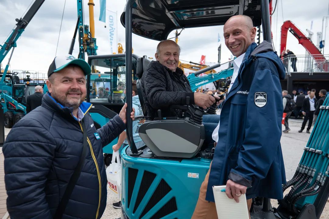 Bauma 2022 | 一组火热现场图带您重温beat365官网德国宝马展之旅