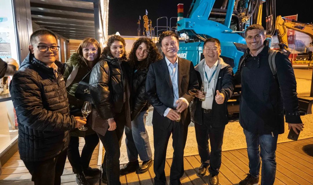 Bauma 2022 | 一组火热现场图带您重温beat365官网德国宝马展之旅