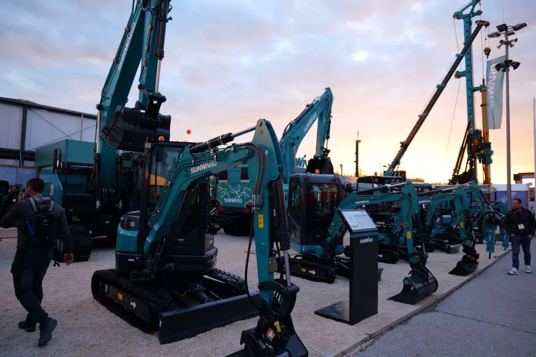 Bauma 2022 | 一组火热现场图带您重温beat365官网德国宝马展之旅