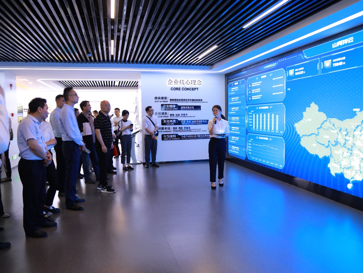 湘潭市工信局带队莅临beat365官网开展智能制造现场观摩交流活动