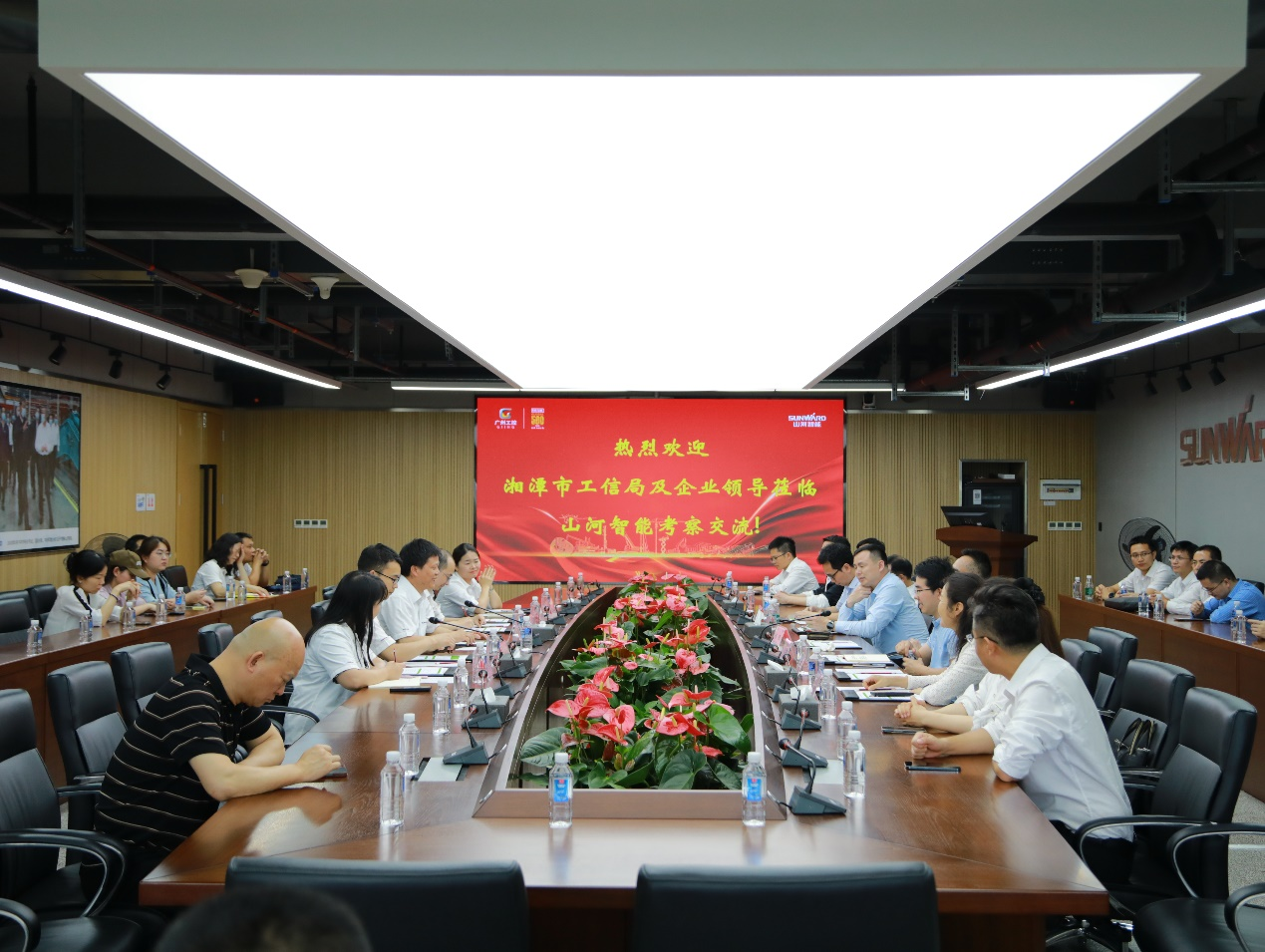 湘潭市工信局带队莅临beat365官网开展智能制造现场观摩交流活动