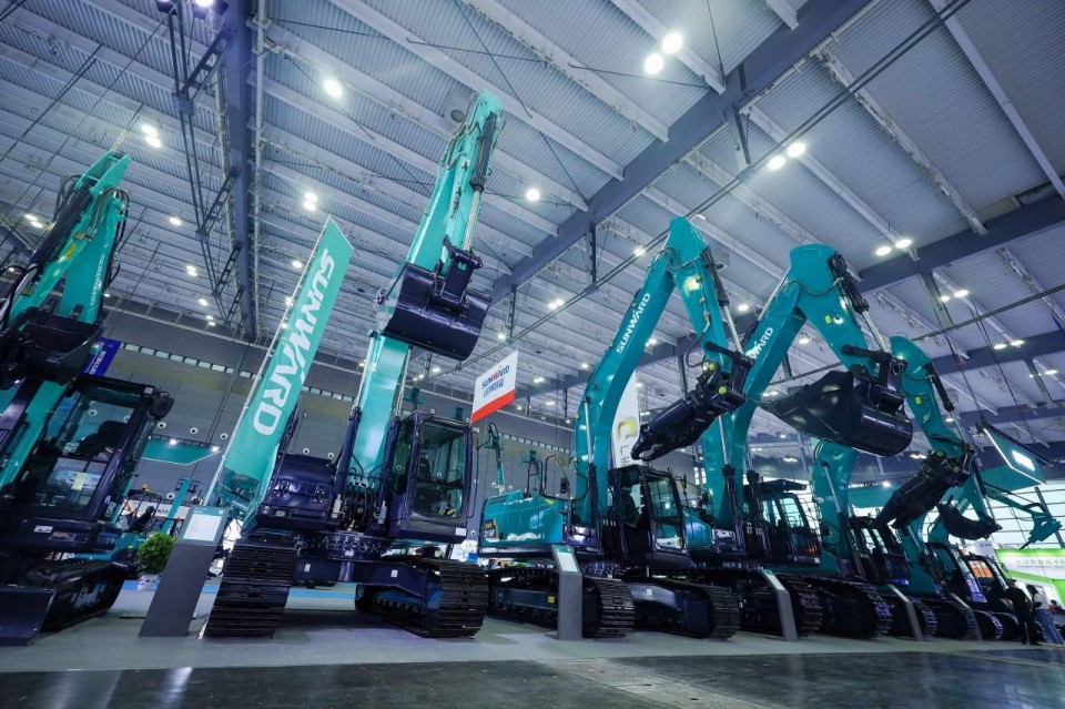 2025 CICEE | 从单一工具迈向多元化解决方案,beat365官网呈现非凡挖掘机风采