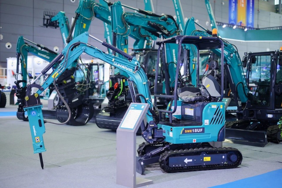 2025 CICEE | 从单一工具迈向多元化解决方案,beat365官网呈现非凡挖掘机风采