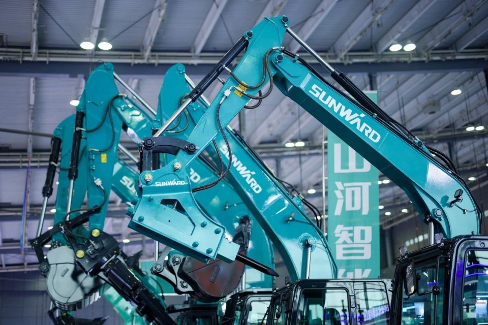 2025 CICEE | 从单一工具迈向多元化解决方案,beat365官网呈现非凡挖掘机风采
