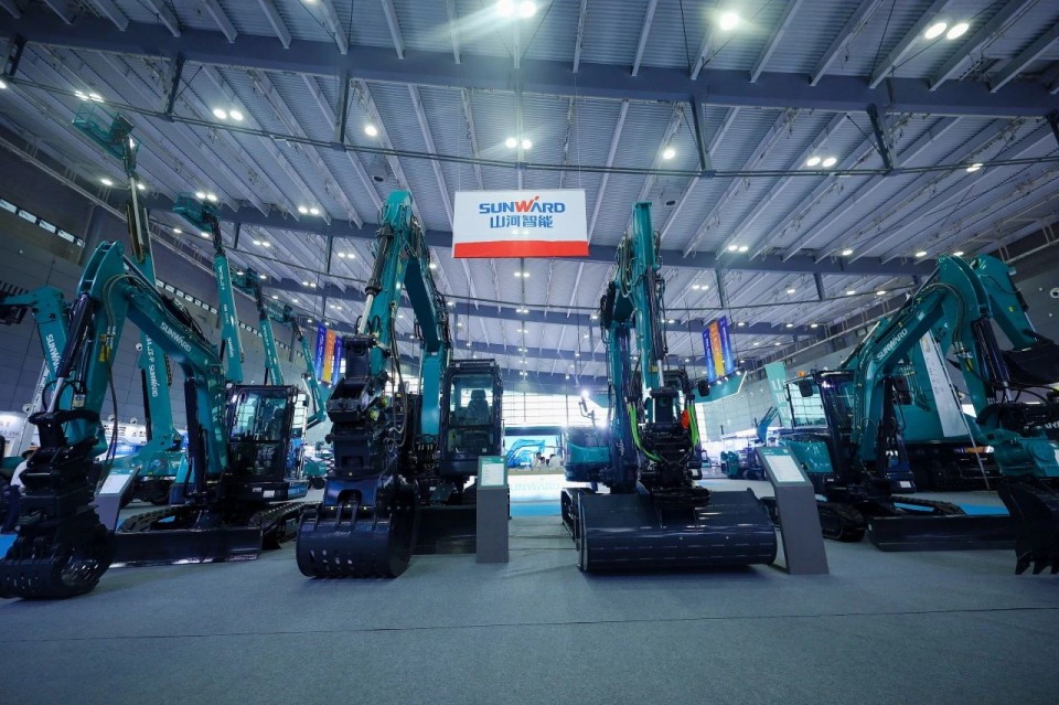 2025 CICEE | 从单一工具迈向多元化解决方案,beat365官网呈现非凡挖掘机风采