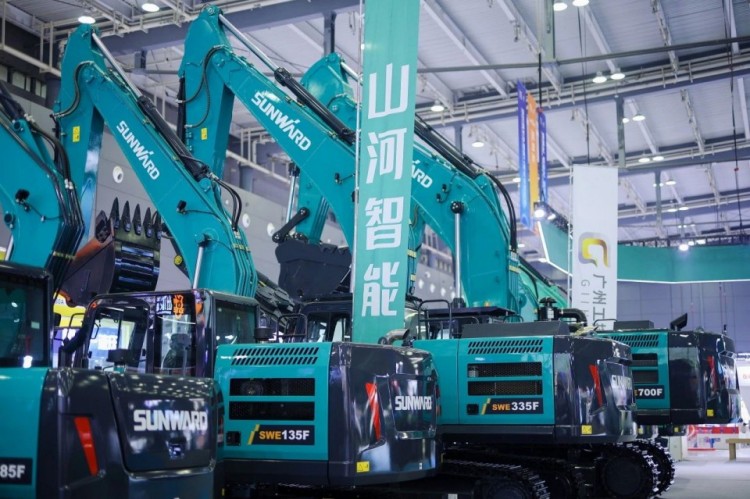 2025 CICEE | 打造极致精品化,beat365官网挖掘机“圈粉”长沙展